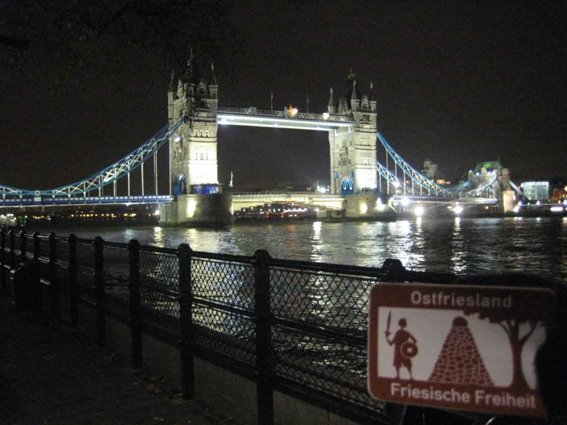 United Kingdom, London, Tower Bridge bei Nacht, Friesische Freiheit weltweit