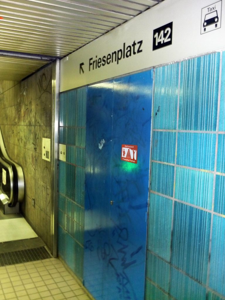 Köln, U-Bahn-Station Friesenplatz, Friesische Freiheit weltweit