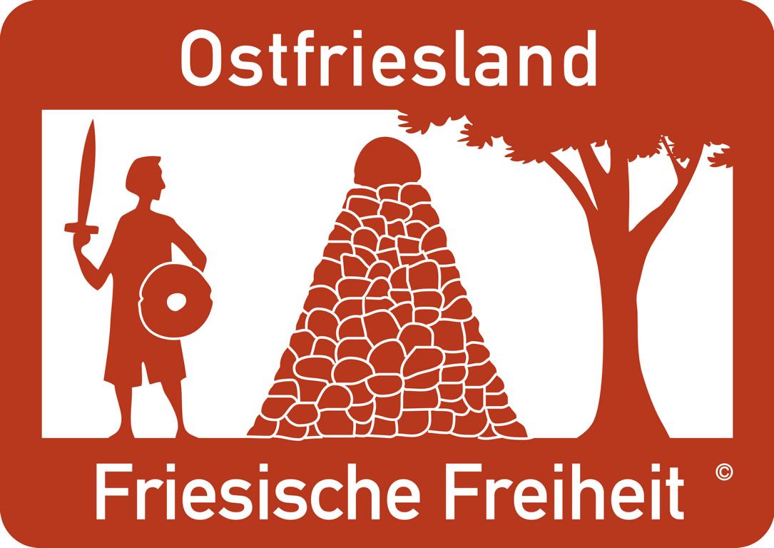 Touristisches Hinweisschild, Word-Bildmarke der Ostfriesischen Landschaft "Ostriesland - Friesische Freiheit weltweit. Diese Wort-Bildmarke ist beim Deutschen Patentamt geschützt eingetragen.