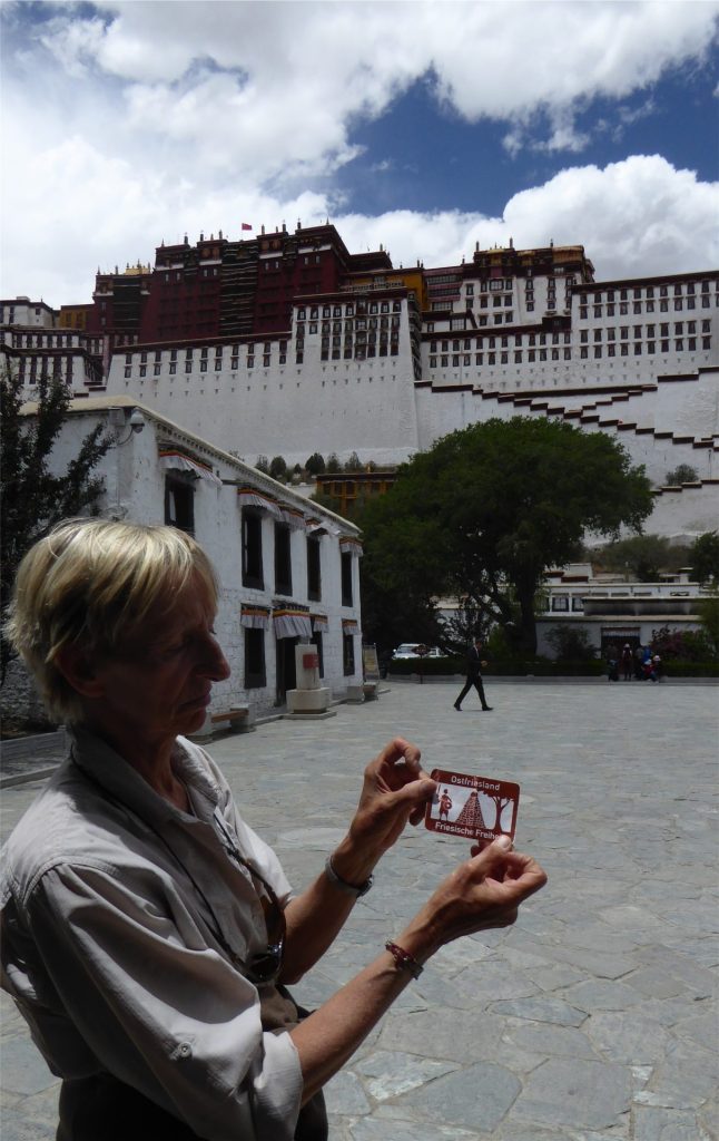 Tibet, Lhasa, vor dem Potala-Palast, Friesische Freiheit weltweit