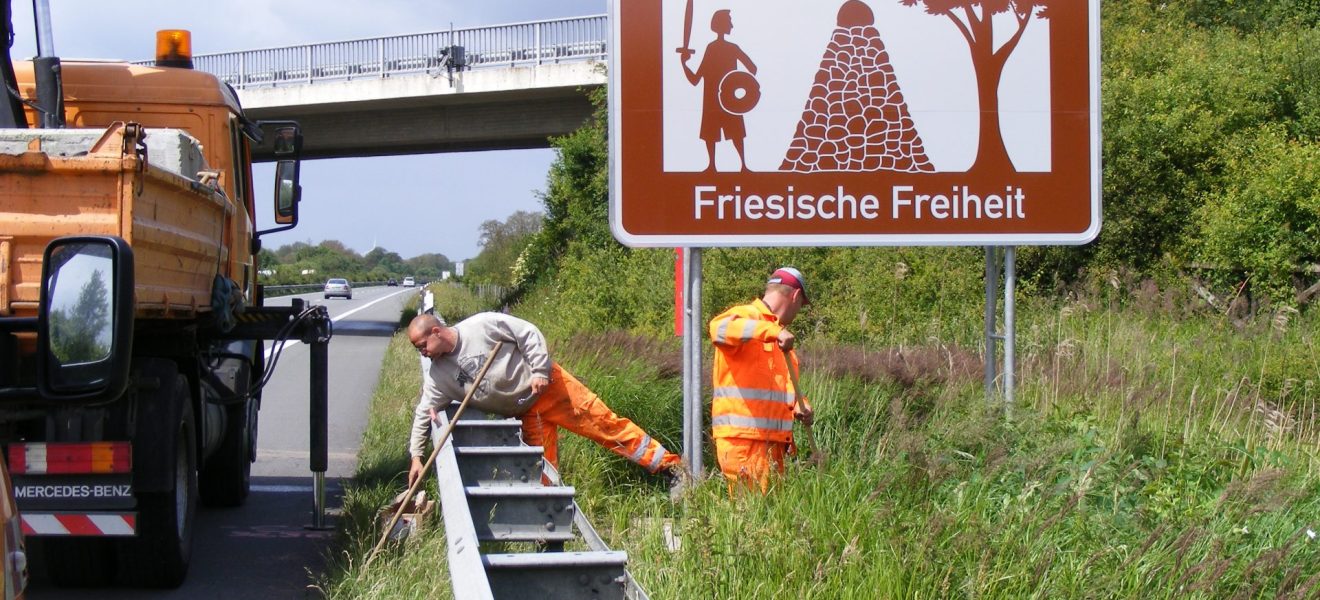Aufstellung des Autobahnschildes "Ostfriesland - Friesische Freiheit" am 4.6.2009 auf der A 28 bei Filsum, Foto: Sabine Gronewold
