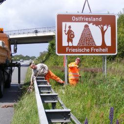 Aufstellung des Autobahnschildes "Ostfriesland - Friesische Freiheit" am 4.6.2009 auf der A 28 bei Filsum, Foto: Sabine Gronewold