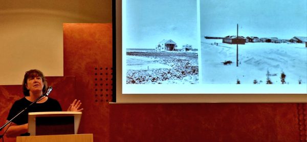 José Martin referiert zum ehemaligen Durchgangslager Kamp Westerbork