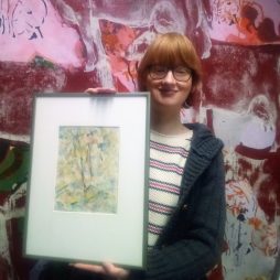 Katharina Habben mit einem Aquarell von Bernard Gortais (1949)