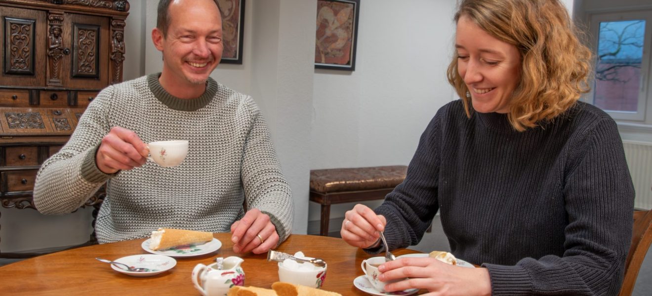 Welf-Gerrit Otto und Maike Nordholt beim Tee in der Kulturagentur (Foto: Ostfriesische Landschaft)