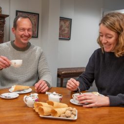 Welf-Gerrit Otto und Maike Nordholt beim Tee in der Kulturagentur (Foto: Ostfriesische Landschaft)