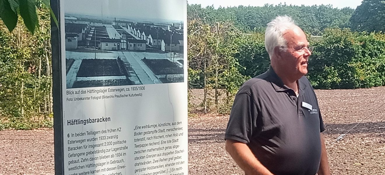 Wim Hoogeboom referiert auf dem Gelände des ehemaligen Lagers (Foto: Ostfriesische Landschaft)