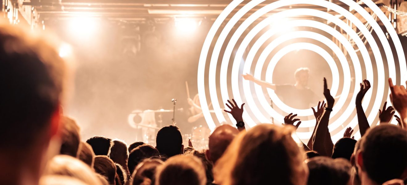 Publikum bei einem Konzert, Sänger eingekreist