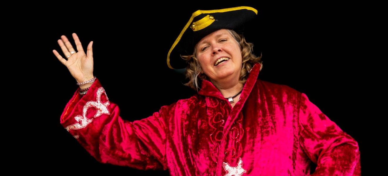 Helga Jungenkrüger fesch gewandet (Foto: Matthias Süßen)