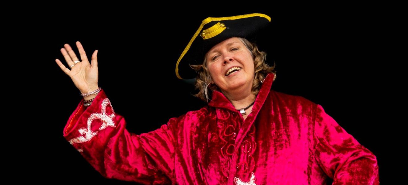 Helga Jungenkrüger fesch gewandet (Foto: Matthias Süßen)