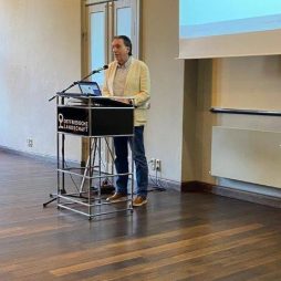 Reiner Alberts referiert im Landschaftsforum Aurich (Foto: Ostfriesische Landschaft)