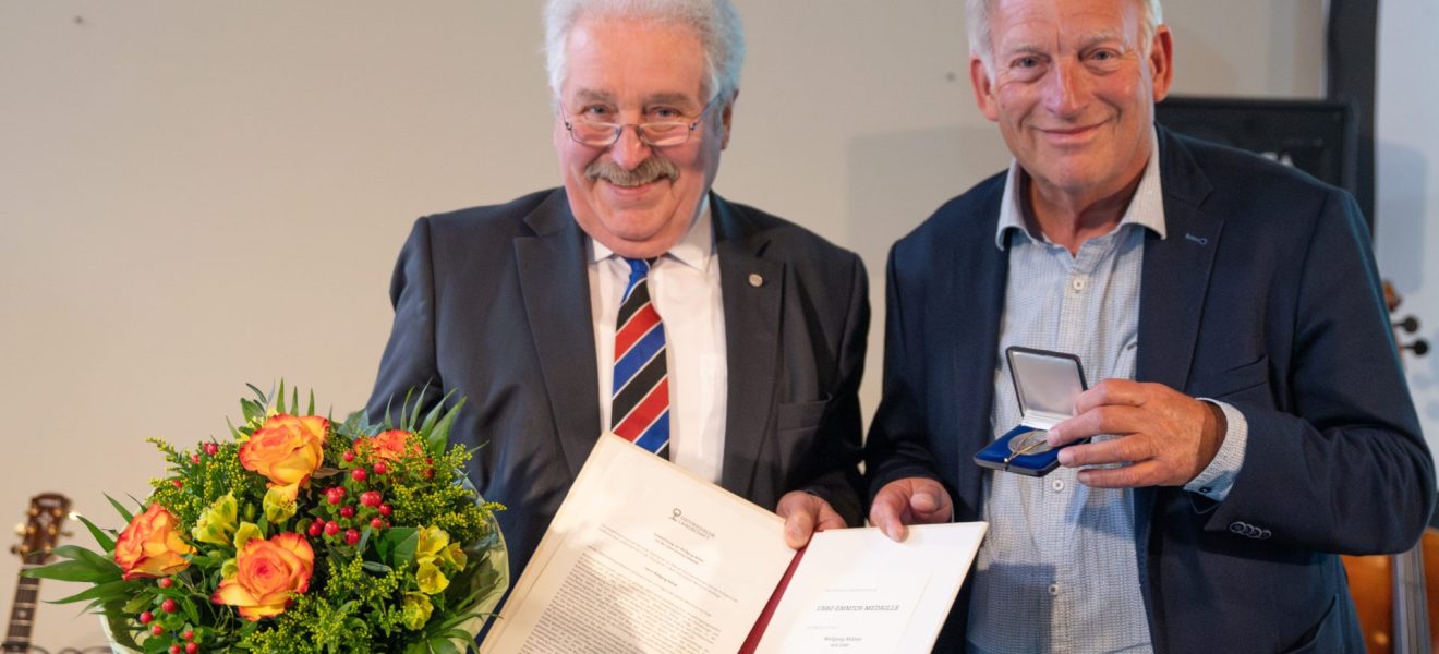Rico Mecklenburg (links), Präsident der Ostfriesischen Landschaft, überreicht Wolfgang Kellner die Auszeichnung (Foto: Ostfriesische Landschaft)
