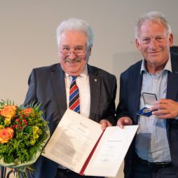 Rico Mecklenburg (links), Präsident der Ostfriesischen Landschaft, überreicht Wolfgang Kellner die Auszeichnung (Foto: Ostfriesische Landschaft)