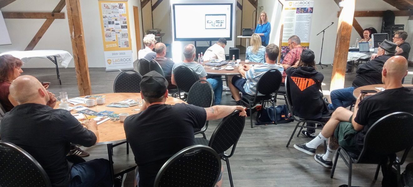 Maike Nordholt stellt KultinO auf der LAG Regionalkonferenz im Zollhaus Leer vor (Foto: Ostfriesische Landschaft)