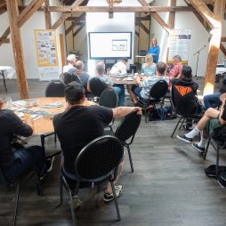 Maike Nordholt stellt KultinO auf der LAG Regionalkonferenz im Zollhaus Leer vor (Foto: Ostfriesische Landschaft)