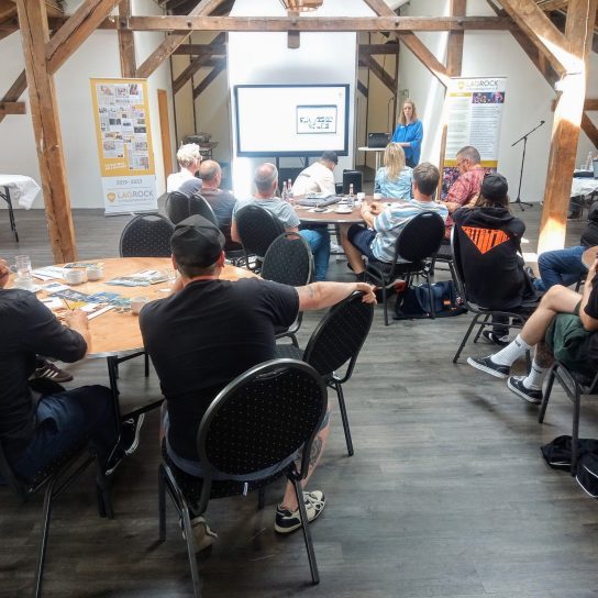 Maike Nordholt stellt KultinO auf der LAG Regionalkonferenz im Zollhaus Leer vor (Foto: Ostfriesische Landschaft) Maike Nordholt stellt KultinO auf der LAG Regionalkonferenz im Zollhaus Leer vor (Foto: Ostfriesische Landschaft)