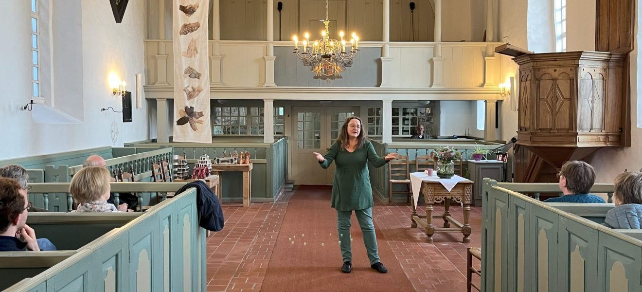 Sabine Lutkat performt in der Rysumer Kirche (Foto: Ostfriesische Landschaft)