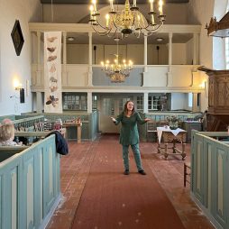 Sabine Lutkat performt in der Rysumer Kirche (Foto: Ostfriesische Landschaft)