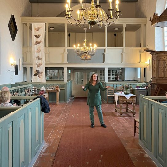 Sabine Lutkat performt in der Rysumer Kirche (Foto: Ostfriesische Landschaft)