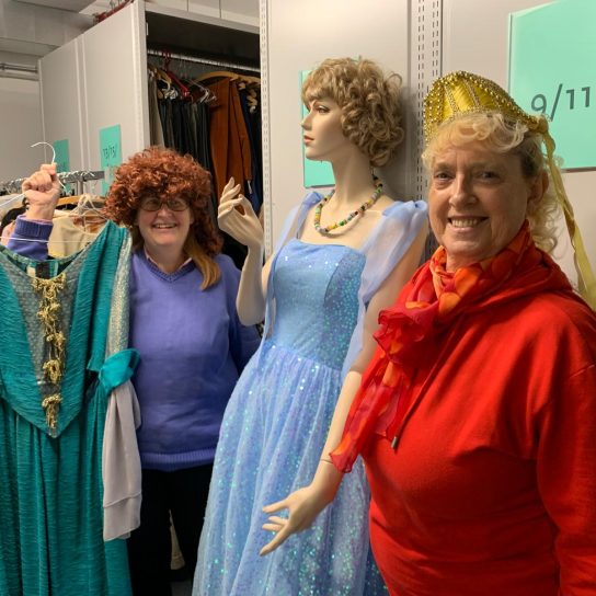 Anke Friedewold und Margret Meiners im Kostümfundus (Foto: Ostfriesische Landschaft) Anke Friedewold und Margret Meiners im Kostümfundus (Foto: Ostfriesische Landschaft)