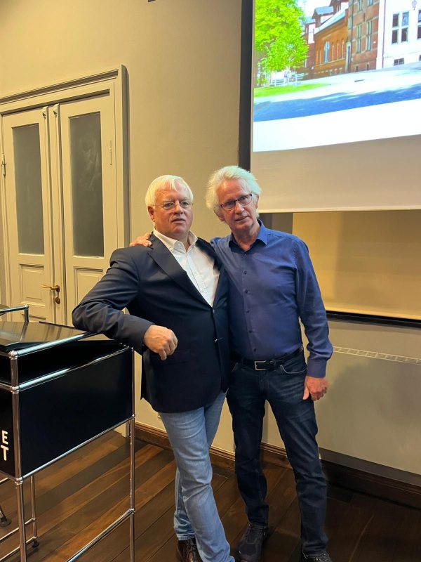 Von links nach recht: Referent Dr. Warner B. J. Popkes gemeinsam mit Dr. Jan Amelsbarg (Foto: Ostfriesische Landschaft)