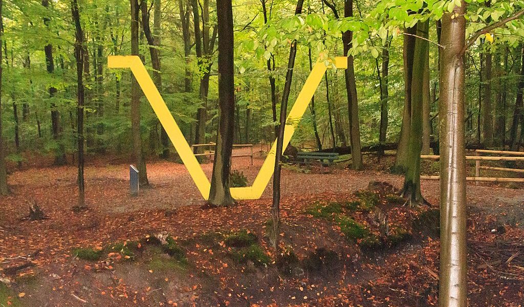 Denkmal von Herbert Müller zur Erinnerung an den Panzergrabenbau durch Insassen des Außenlager Engerhafe in Aurich. Im Vordergrund ist ein erhaltenes Teilstück des Grabens zu sehen (Foto: Matthias Süßen)
