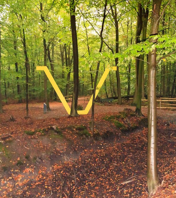 Denkmal von Herbert Müller zur Erinnerung an den Panzergrabenbau durch Insassen des Außenlager Engerhafe in Aurich. Im Vordergrund ist ein erhaltenes Teilstück des Grabens zu sehen (Foto: Matthias Süßen)