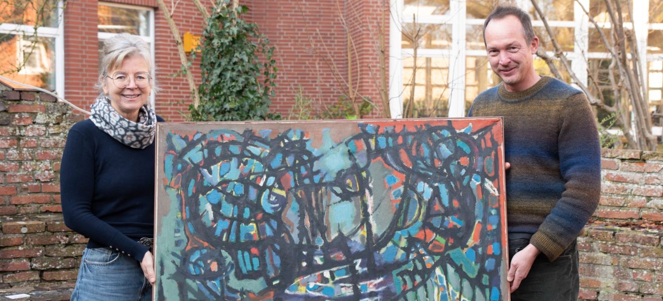 Heike Pilk vom Europahaus Aurich übergibt Dr. Welf-Gerrit Otto von der Kulturagentur der Ostfriesischen Landschaft das Gemälde von Herbert Dunkel (Foto: Sebastian Schatz)