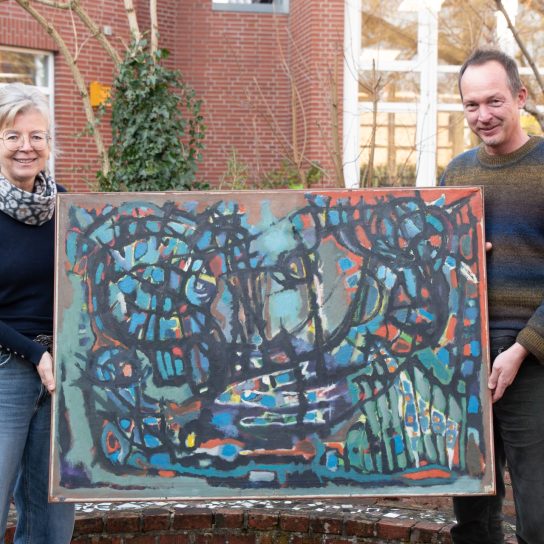 Heike Pilk vom Europahaus Aurich übergibt Dr. Welf-Gerrit Otto von der Kulturagentur der Ostfriesischen Landschaft das Gemälde von Herbert Dunkel (Foto: Sebastian Schatz)