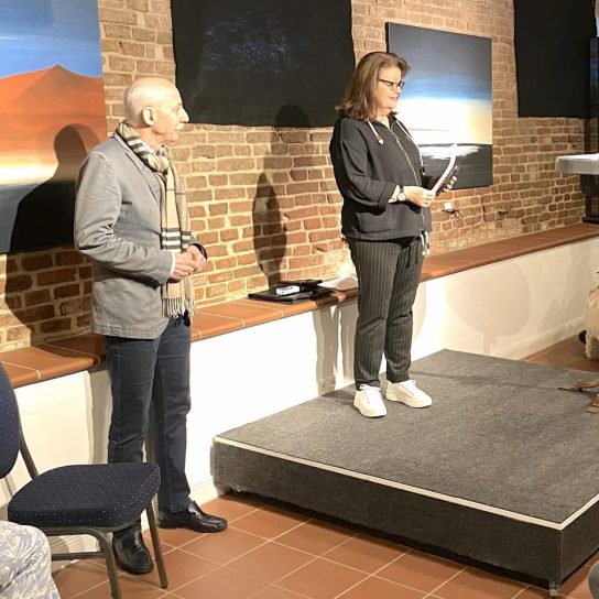 Iris Gess begrüßt Lothar Englert in der Kunstscheune Gess in Jemgum (Foto: Wolfgang Gess)