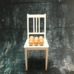 „Neunmalklug, i. orange“, Martin Prudenz, Polaroid-Großfotographie o.J., 50 x 60 cm, OLA 70670 (Foto: Ostfriesische Landschaft)