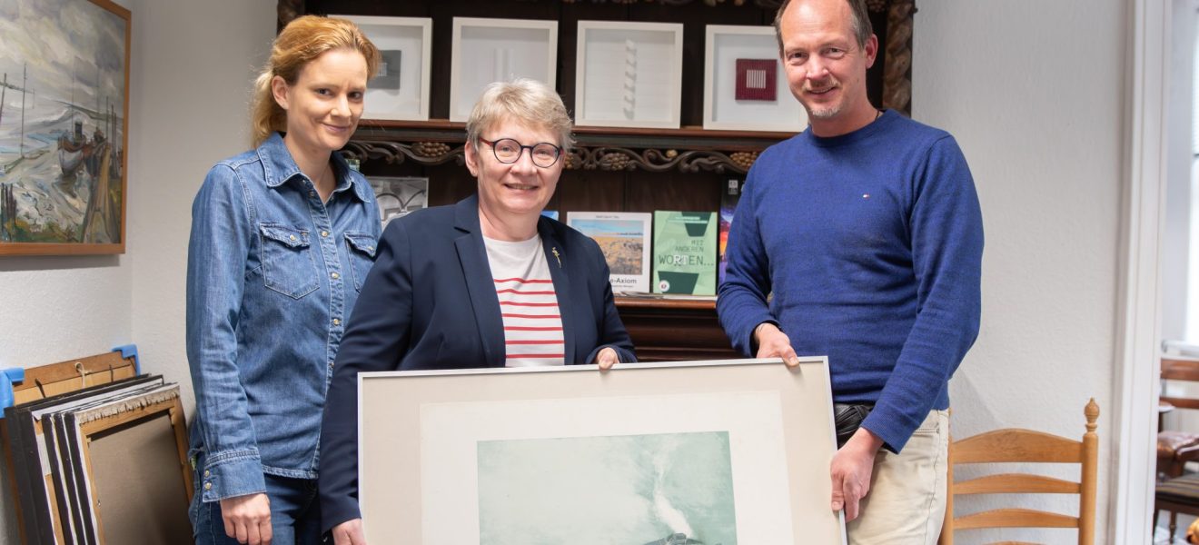Bildübergabe in der Kulturagentur. Von links nach rechts: Sonja Hohnholt, Dr. Edith Ulferts, Dr. Welf-Gerrit Otto. Foto: Sebastian Schatz