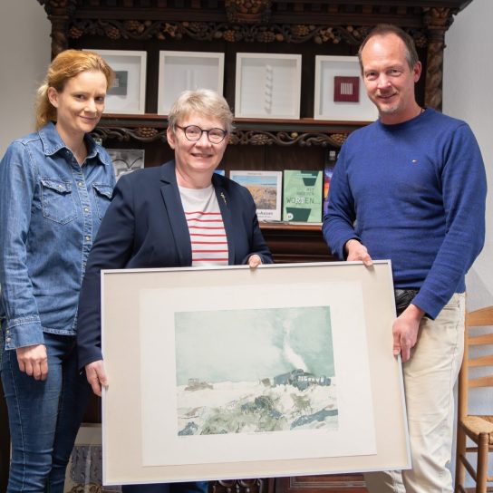 Bildübergabe in der Kulturagentur. Von links nach rechts: Sonja Hohnholt, Dr. Edith Ulferts, Dr. Welf-Gerrit Otto. Foto: Sebastian Schatz