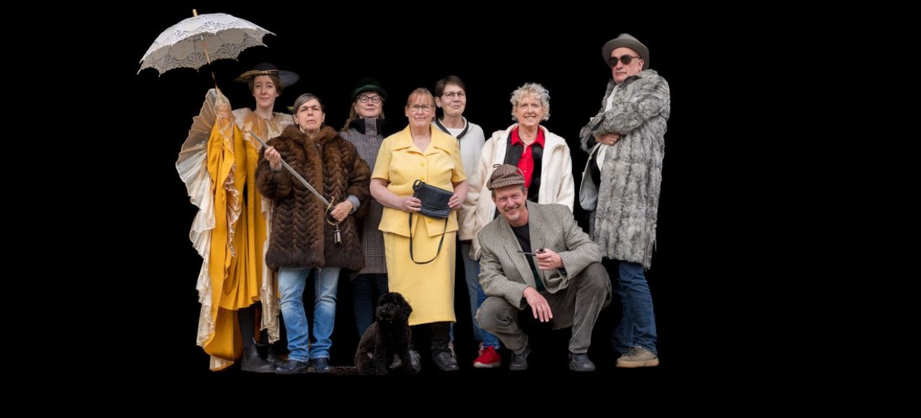 Das Team der Kulturagentur im Kostümfundus (Foto: Matthias Süßen)